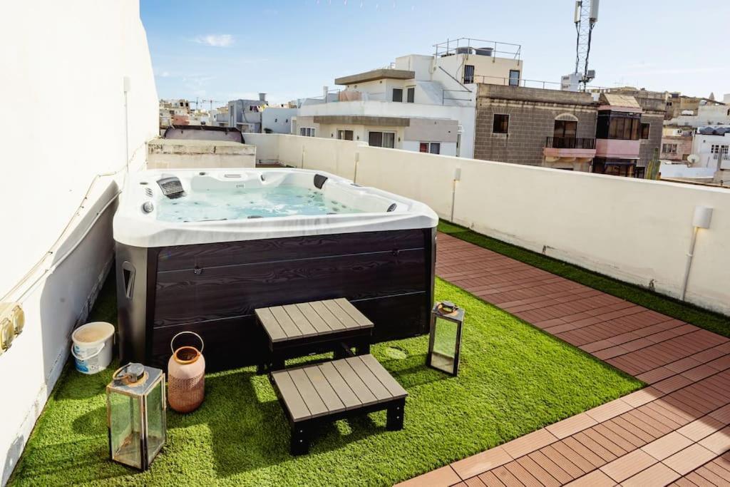 Apartamento Luxury Designer Penthouse With Private Jacuzzi Sliema Exterior foto