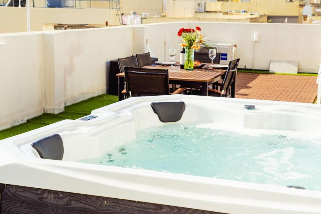 Apartamento Luxury Designer Penthouse With Private Jacuzzi Sliema Exterior foto